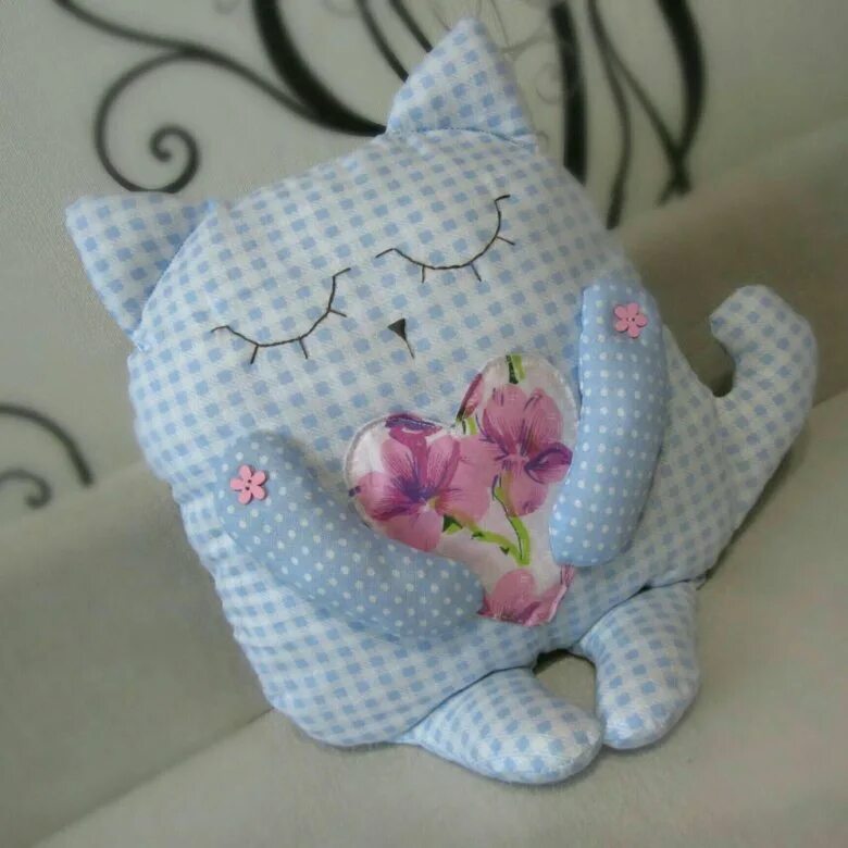 Подушка сплюшка кот. Игрушки подушки-сплюшки выкройки. Игрушки сплюшки. Кошка сплюшка. Кошка сплюшка.