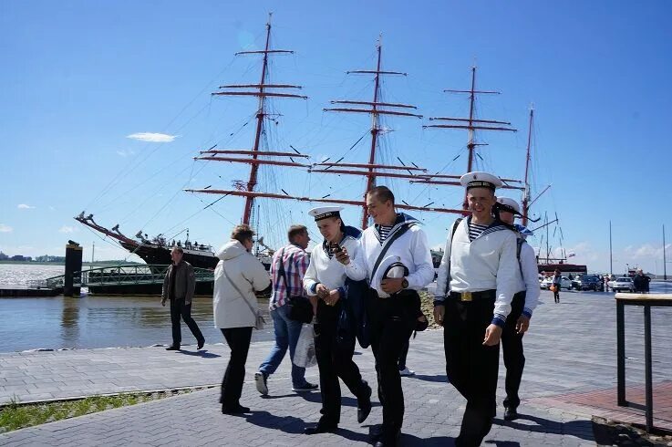 Моряк в развалочку сошел на берег. Пароход корвет америка. Моряк сошел на берег текст. Моряк вразвалочку сошел на берег. Моряк вразвалочку.