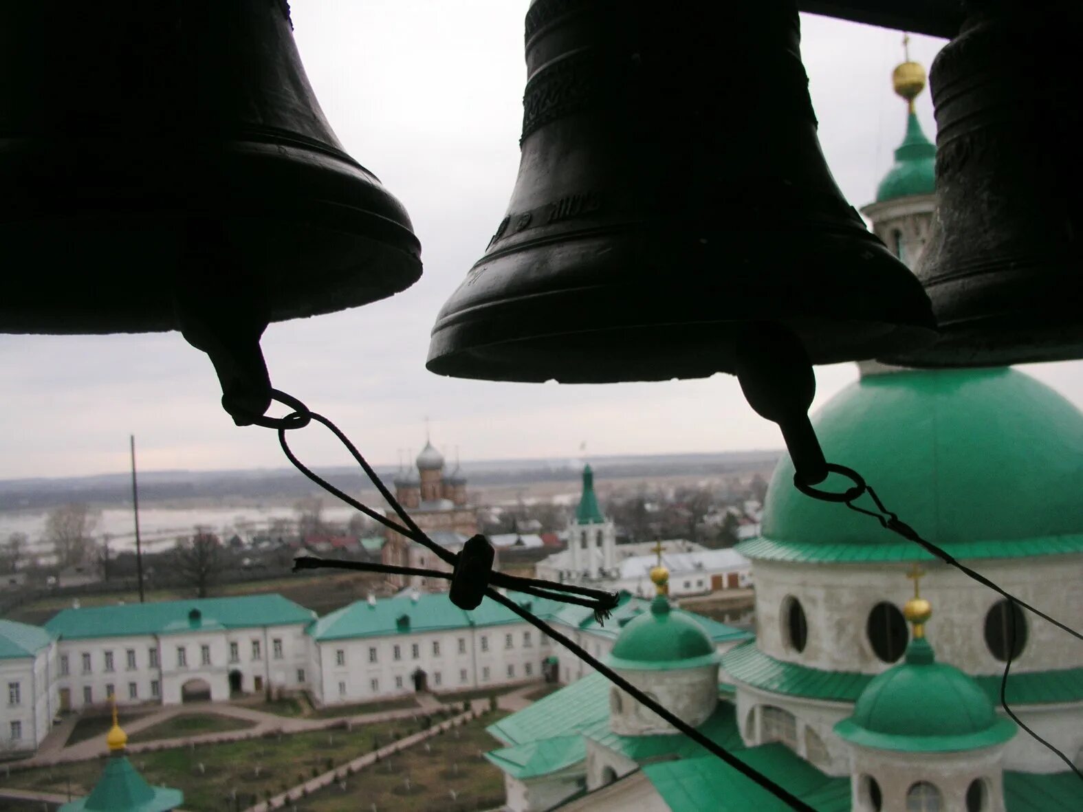 Колокольный звон в русской православной церкви. Колокола в храме. Звонарь колокола. Звон колоколов в церкви. Слушать православные звоны