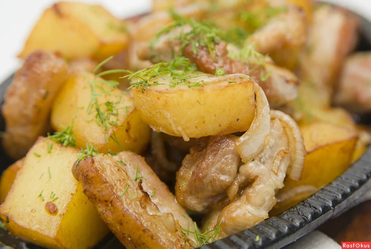 Жареная картошка мясом свинины. Жареная картошка с мясом. Картофель жареный с курицей и грибами. Картофель жареный с мясом. Свинина с картошкой.