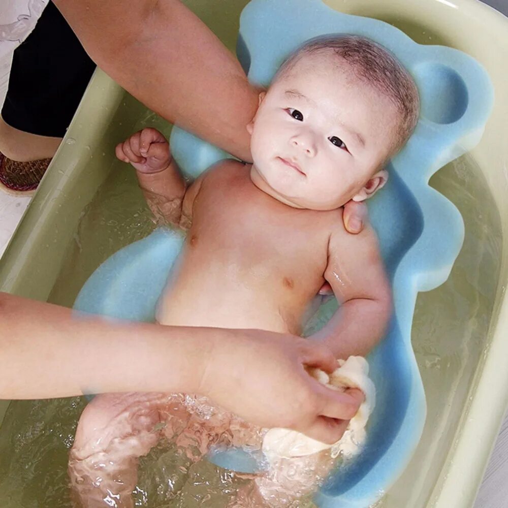 Для купания малыша в ванной. Приспособления для купания новорожденных в большой ванне. Мочалки для купания новорожденных для ванной. Губка для купания малыша в ванну. Искупала малыша в горячей воде