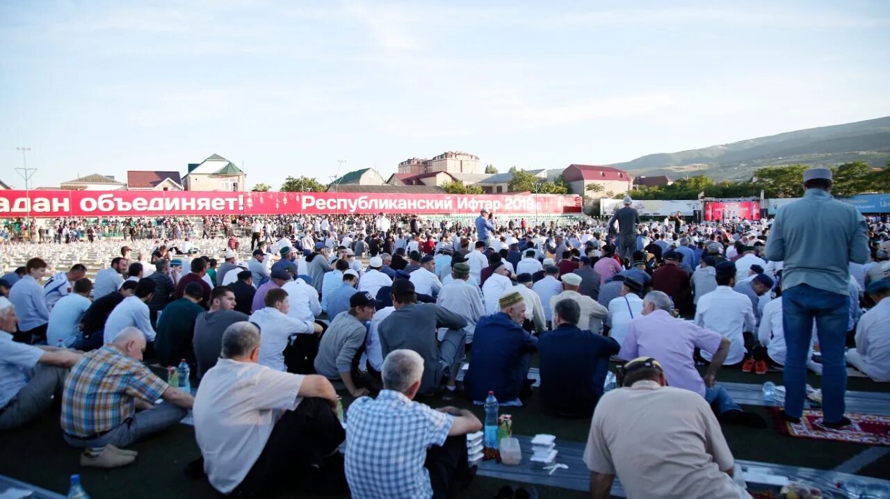 Ифтар в дербенте 2023. Ифтар в дербенте 2023. Ифтар в дербенте. Глава села оружба. Ифтар в дербенте.
