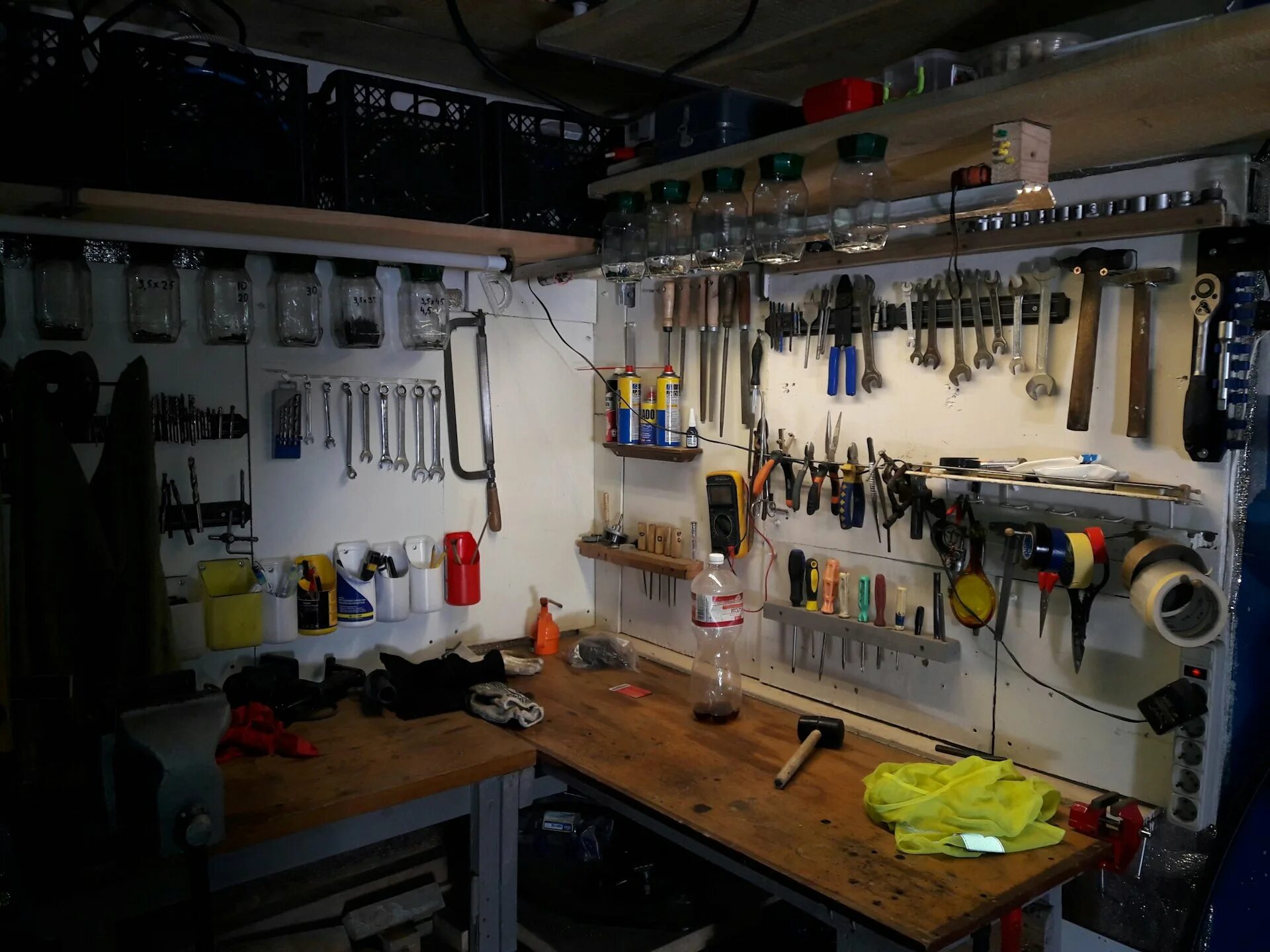 Обустройство гаража. Отделка и оборудование гаража. Стол для инструментов в гараж. Рабочий стол в гараже.
