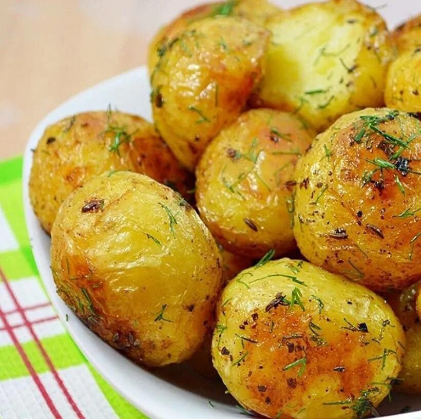 Рецепт вкусной картошки в духовке. Картофель. Картошечка в духовке. Картофель в мундире. Печеный картофель.