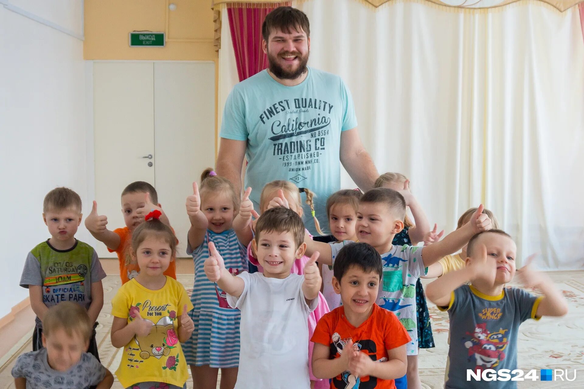 детский сад мужик. воспитатель в саду мужчина. мужчина воспитатель в детском саду. детский сад мужик. детский сад мужик.