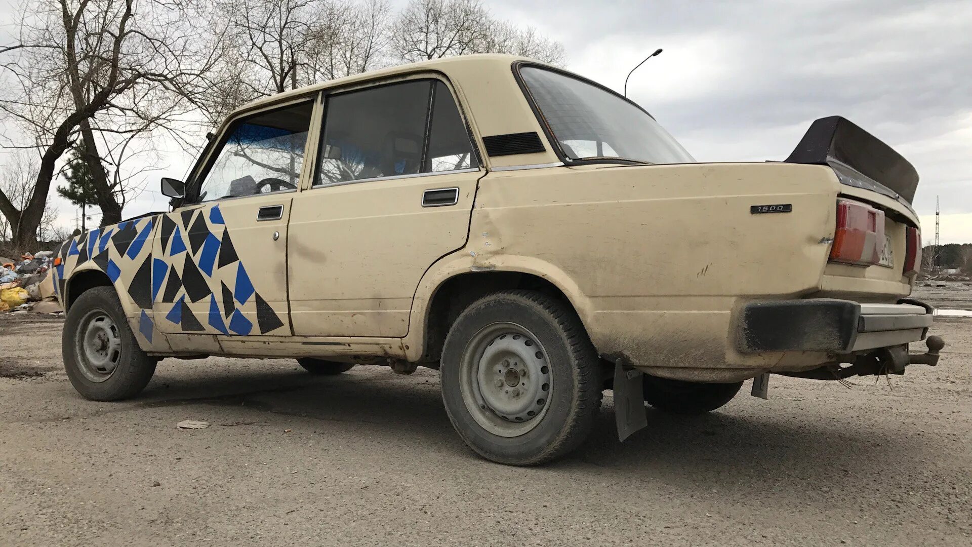 Ваз 2105 битая. Ваз 2107 серебристый битый. Битая 2105. 2105 вфтс. Битое крыло на ваз.