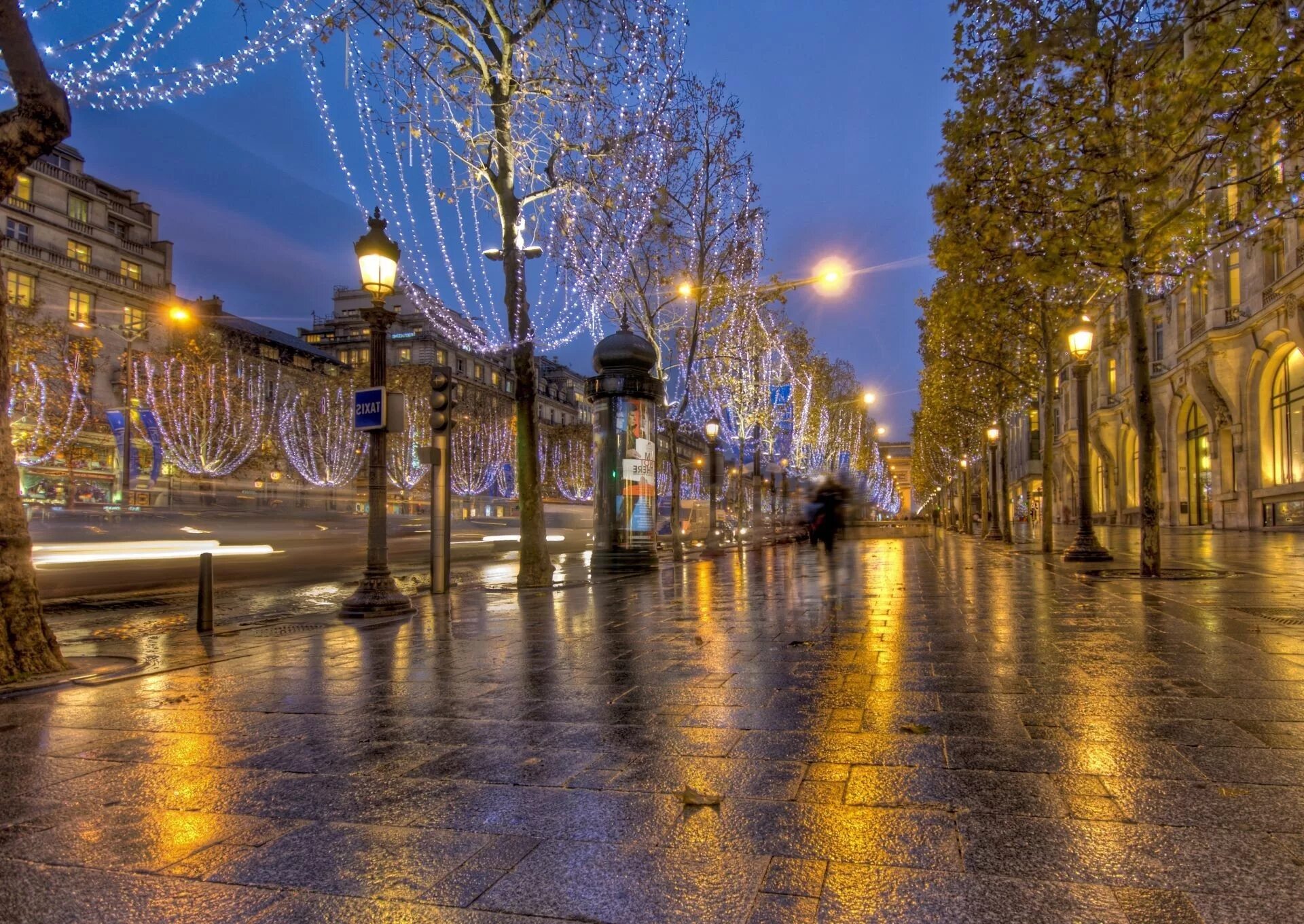 Елисейские поля в Париже. Бульвар унтер-ден-Линден. Вечерний город. Зима в городе. Фото на улице на телефон
