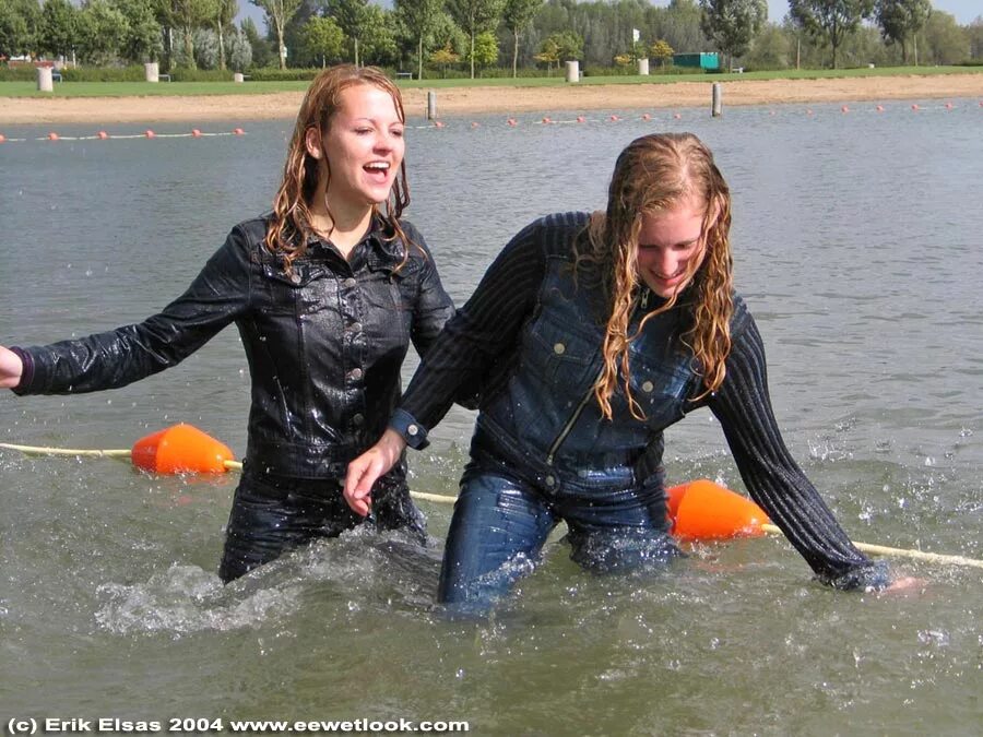 Где купаются в одежде. Искупалась в одежде. Купание в одежде в бассейне. Искупалась в одежде. Дети купаются в одежде.
