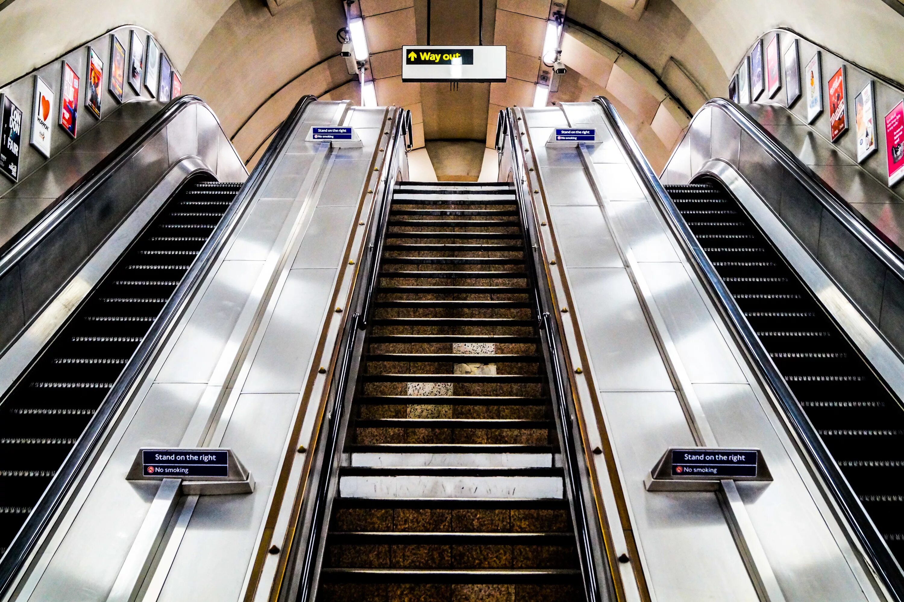 Эскалатор без ступеней как называется 10 букв. Эскалатор сбоку metro. метро в нижнем новгороде эскалаторы. ступени эскалатора метро. эскалатор в лондонском метро.