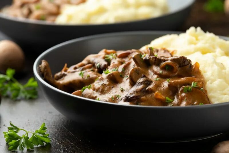 Бефстроганов из свиной вырезки. Beef stroganoff. бефстроганов 50/50. бефстроганов из говядины с грибами. бефстроганов из говядины с подливкой.