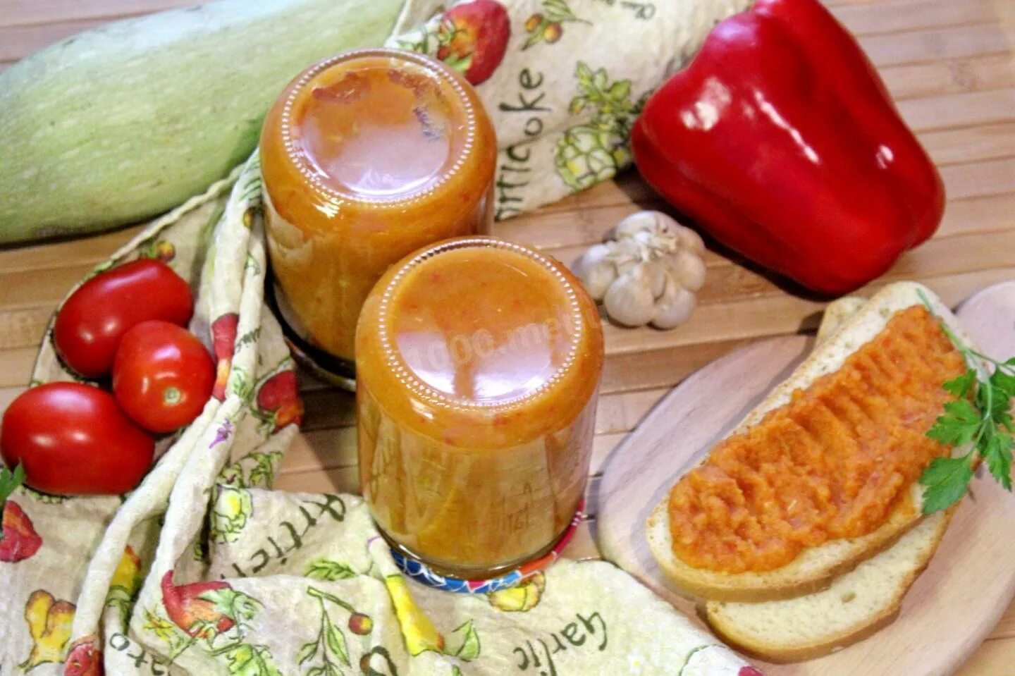 Икра из кабачков с запеченными овощами. Овощная икра. кабачковая икра фото.