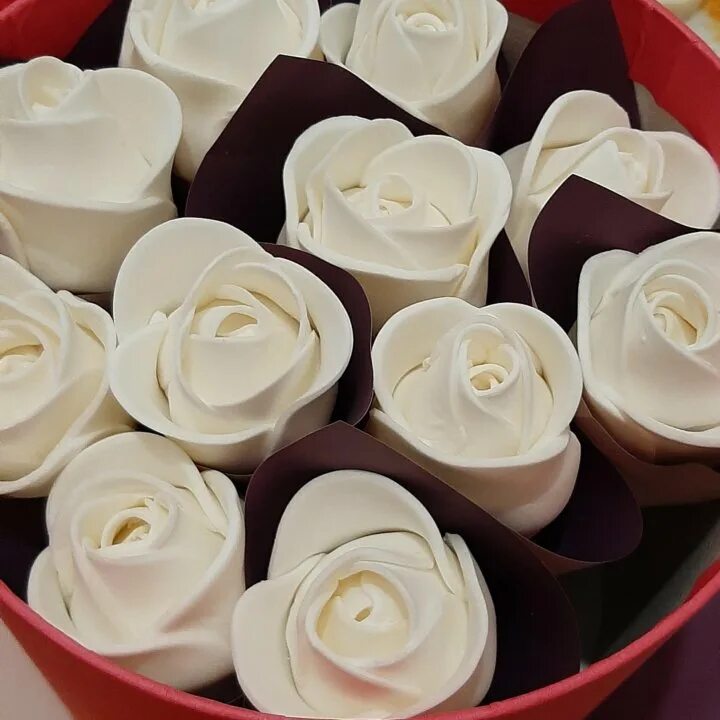 кекс розочка. съедобные розы. съедобные розы. сладкие розы. съедобный букет из белых роз.