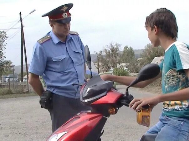 Какой штраф без шлема. Езда на скутере без прав. Какой штраф без шлема. Езда на мопеде без прав. Квадроцикл для езды без прав.