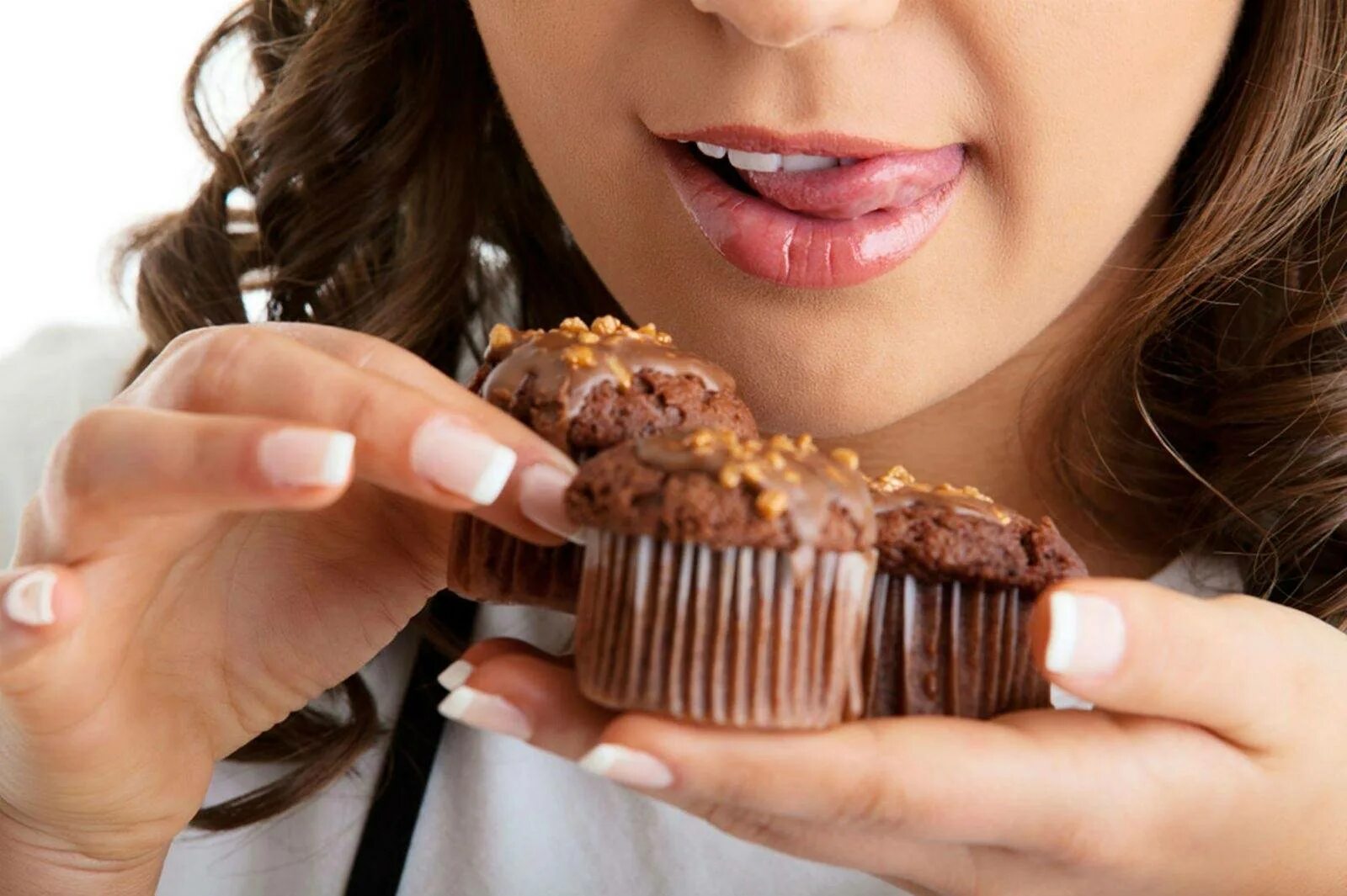 Почему девушка сладкая. Сладости. Девушка ест пирожное. Девушка и сладкое. Девушка ест конфету.