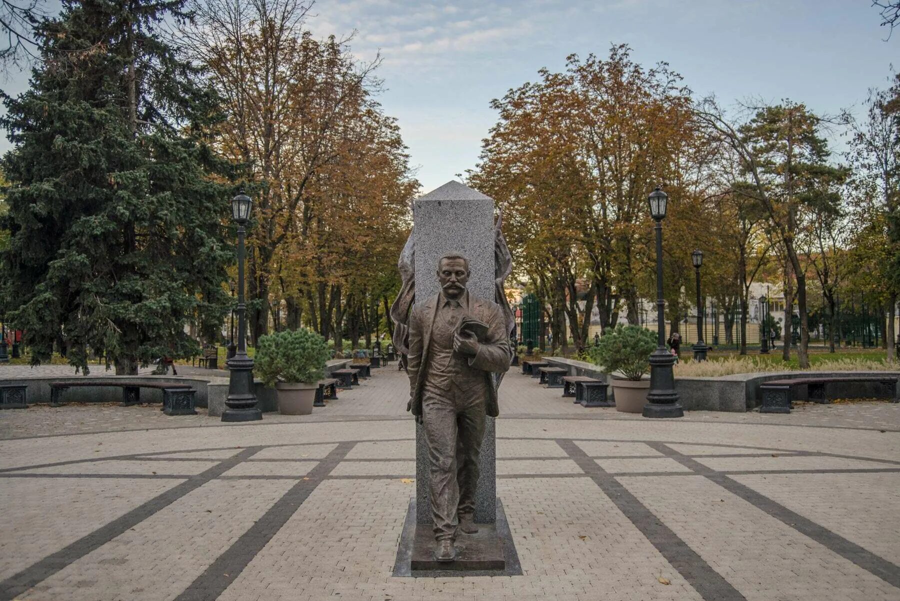 Парк с памятником. Парк с памятником. Парк усадьба останкино. Сквер со слоном краснодар. Парк с памятником.