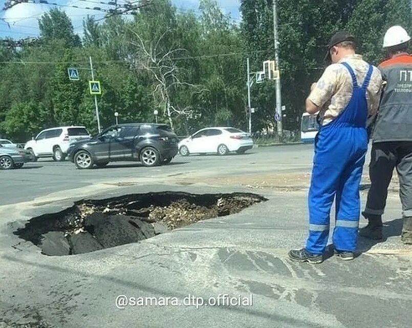 Самара провалился асфальт. Провал грунта на дороге. Провал в Самаре. Асфальт в Самаре. Что творится в самаре