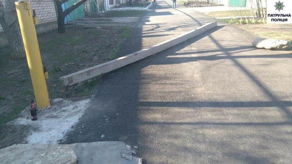 Почему перекрыт въезд. Бетонный блок во дворе. перекрыт въезд пирамидками бетонными. как перекрыть въезд во двор. автомобиль перекрыл въезд к воротам дачи.