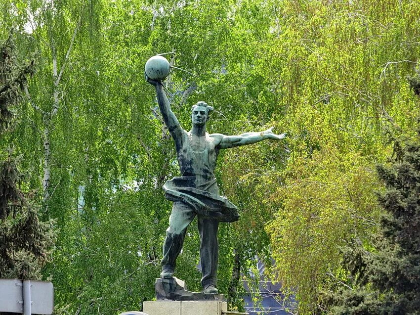 площадь энергетиков ростов памятник. памятник создателям первого спутника земли в ростове на дону. скульптура "создателям первого спутника" город струнино. ростов памятник спутник. скульптура "спутник" ростов.