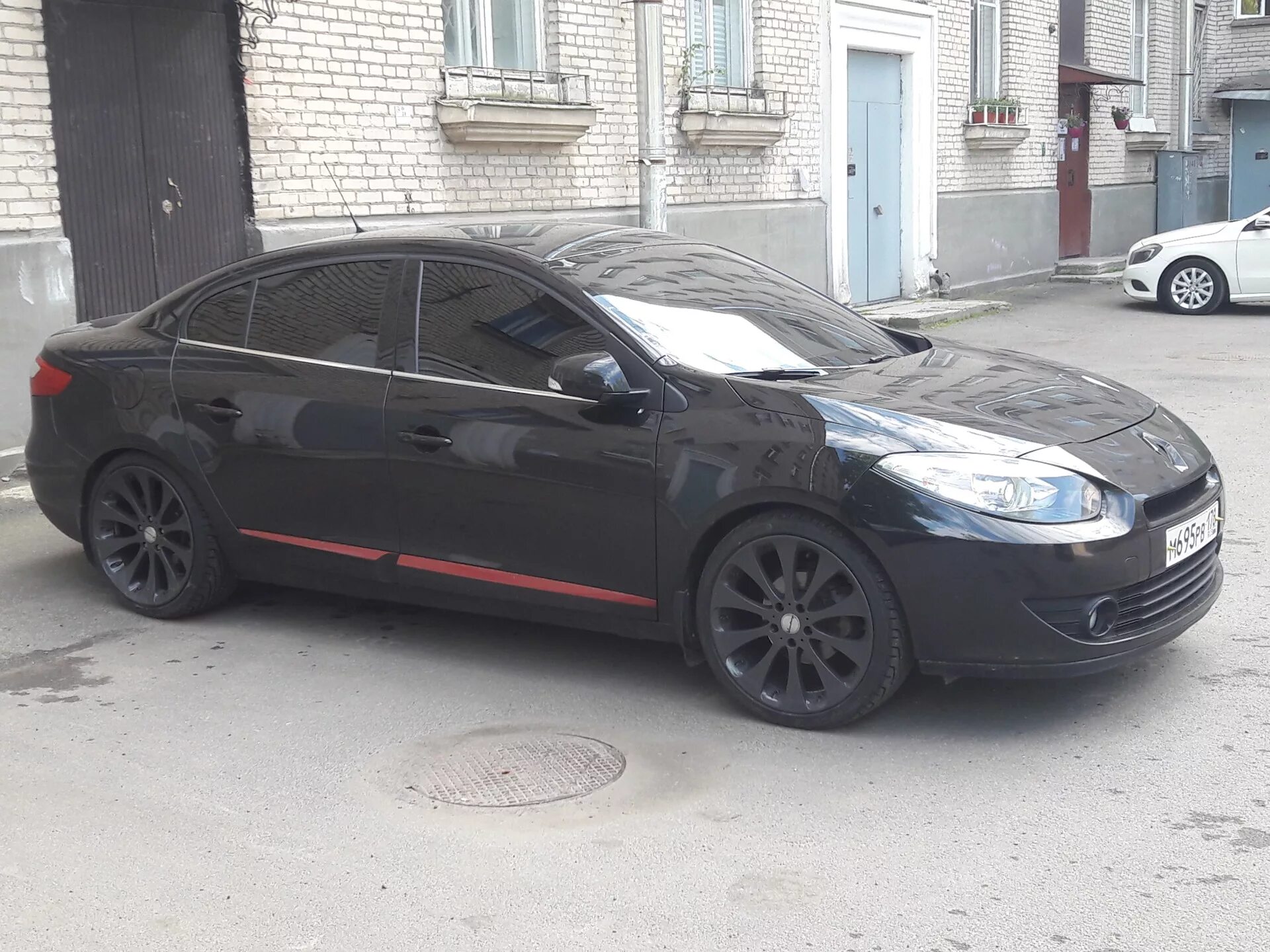 Renault Fluence r18. Renault Fluence черные диски r19. Черный Рено Флюенс r17. Renault Fluence 18 диски. Renault fluence на дисках