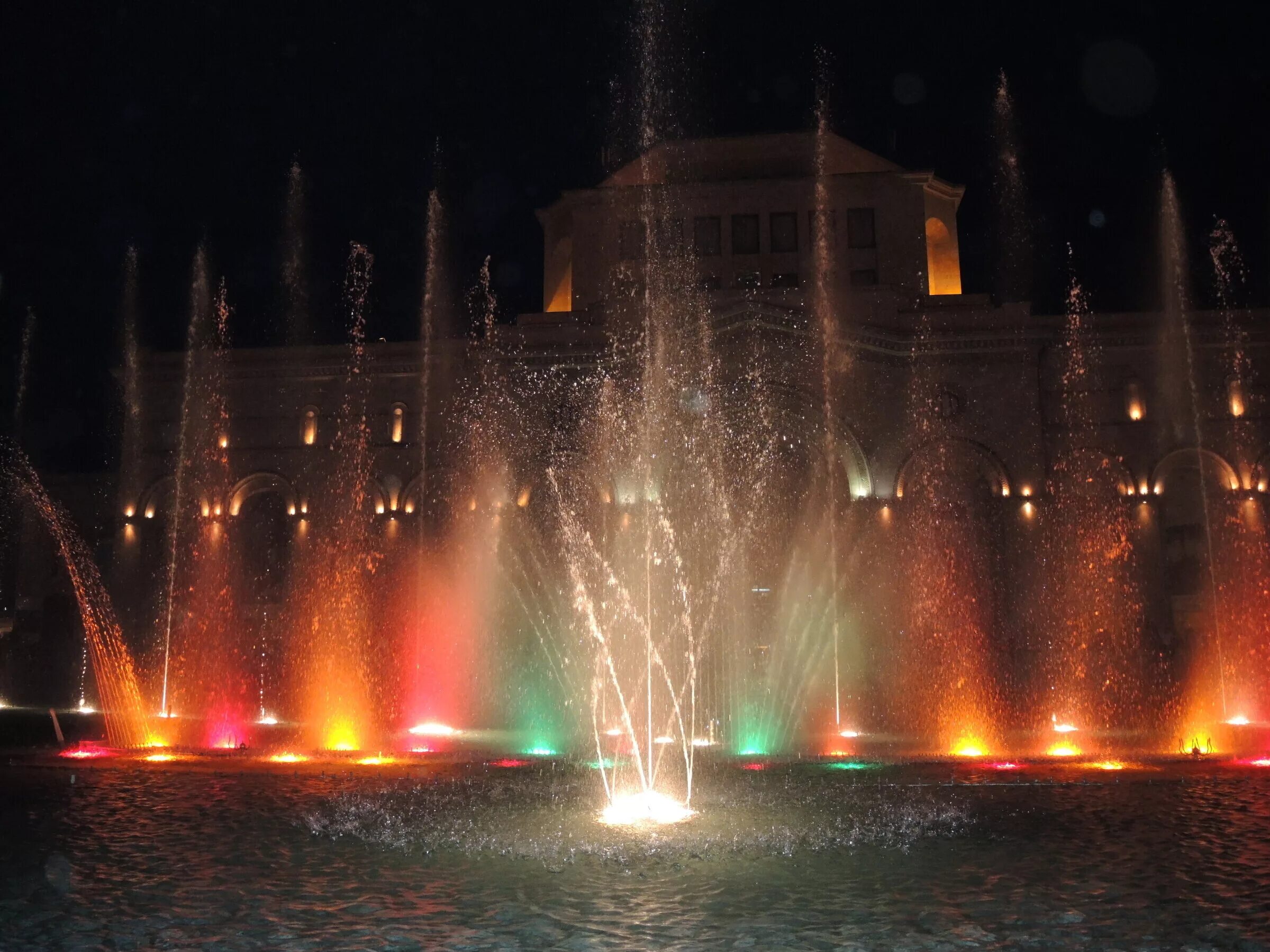 Поющие фонтаны время работы. Танцующие фонтаны в Ереване. Ереван фонтаны на площади Республики. Поющие фонтаны в Армении в Ереване. Мармарис Поющие фонтаны.