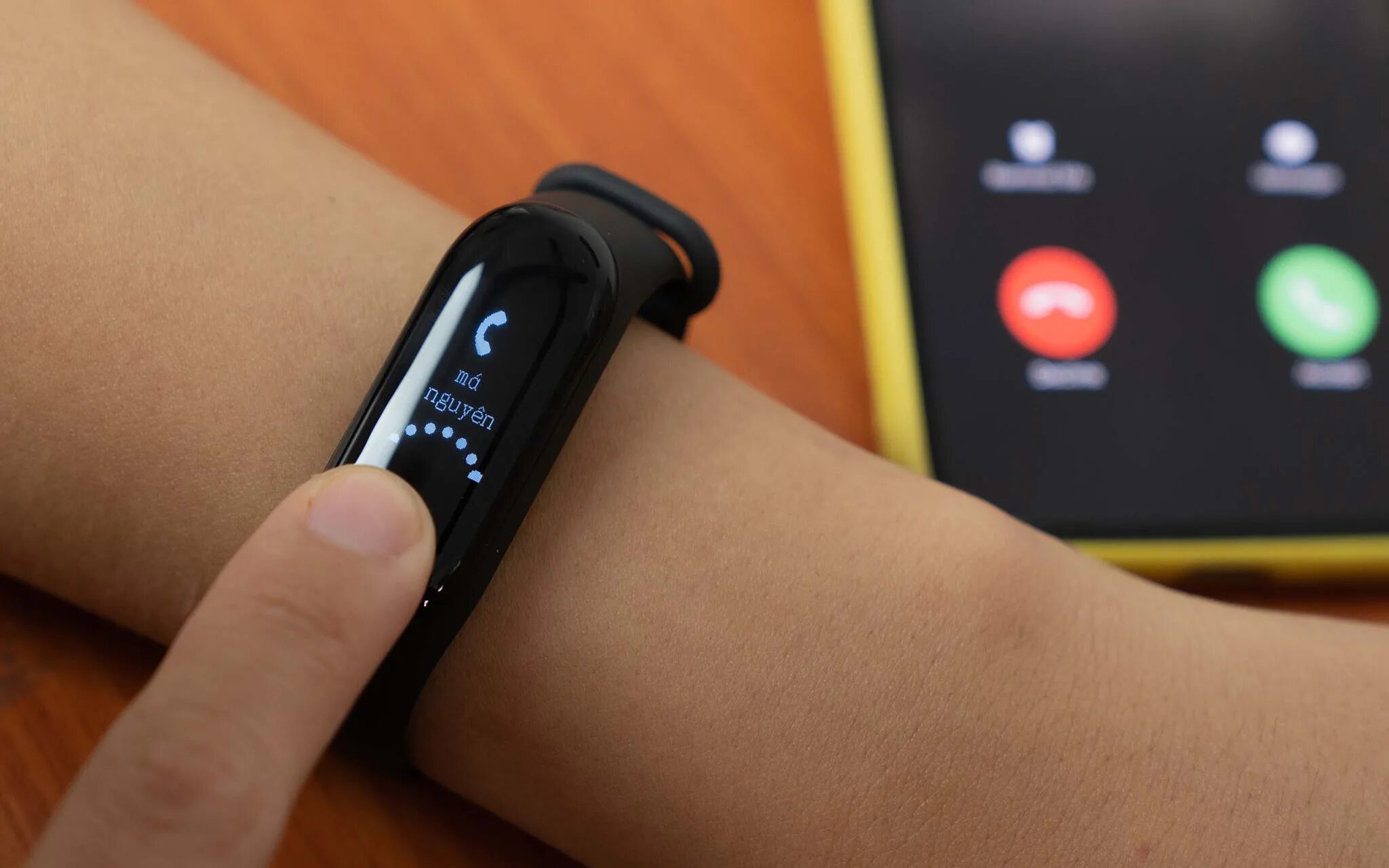 Фитнес браслет xiaomi band программа. Xiaomi mi Band 3 на руке. Xiaomi браслет Band 3 на руке. Ми бэнд 6 на руке мужские. Xiaomi Band 6 на руке.