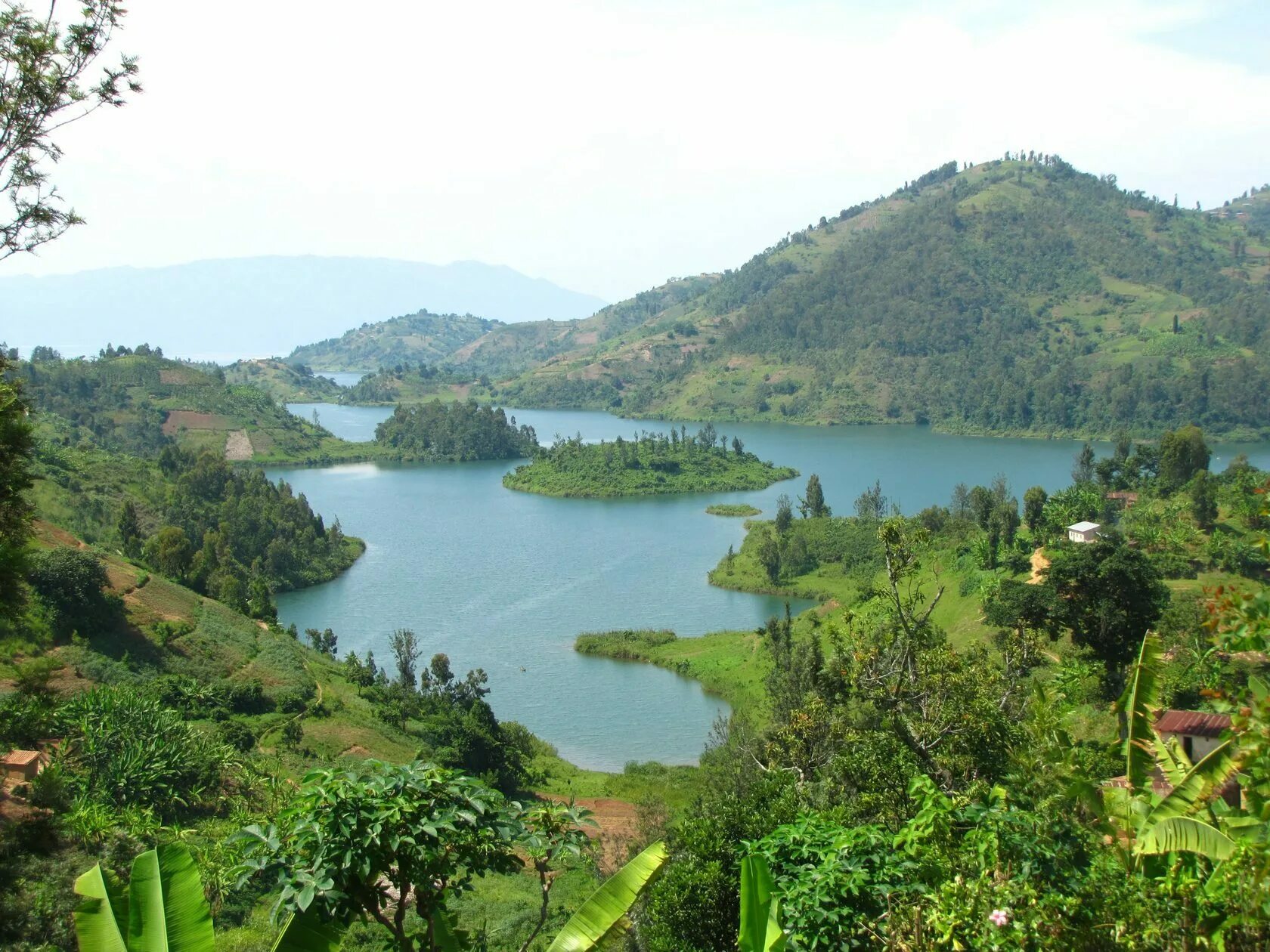 La natural. Озеро Киву Руанда. Озеро Киву (Руанда и Демократическая Республика Конго). Озеро Киву Конго. Озеро Киву в Африке.