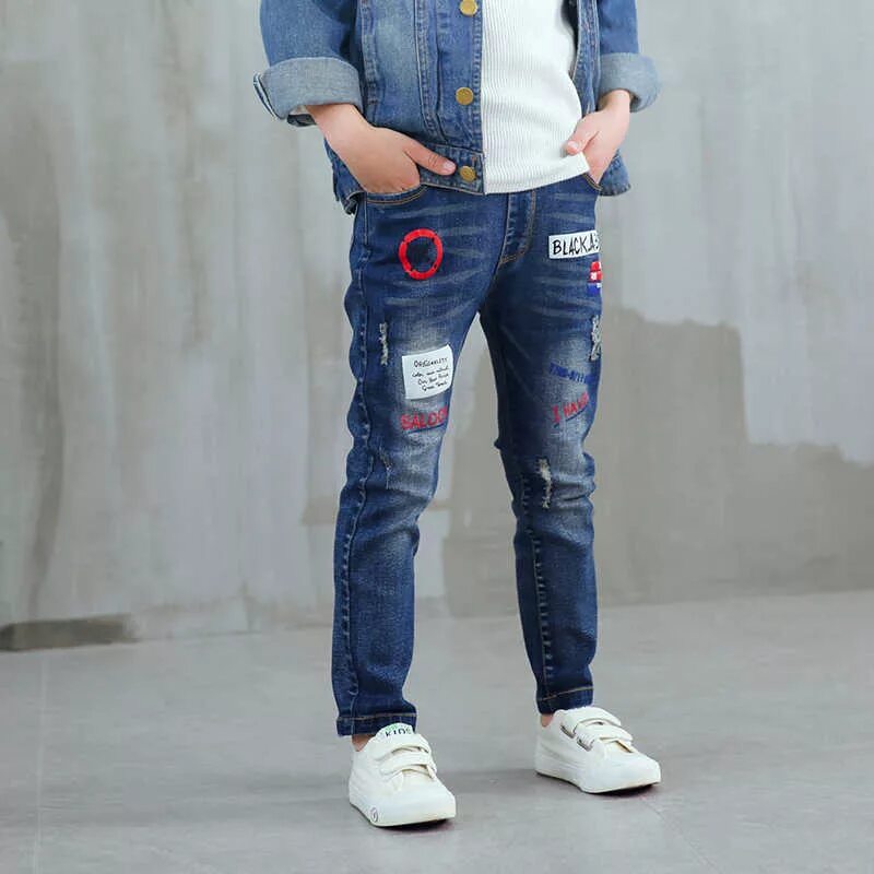 модные джинсы для мальчиков. модные детские джинсы мальчику. бриджи джинсовые подростковые. джинсы джоггеры детские. джинсы подростковые для мальчиков.