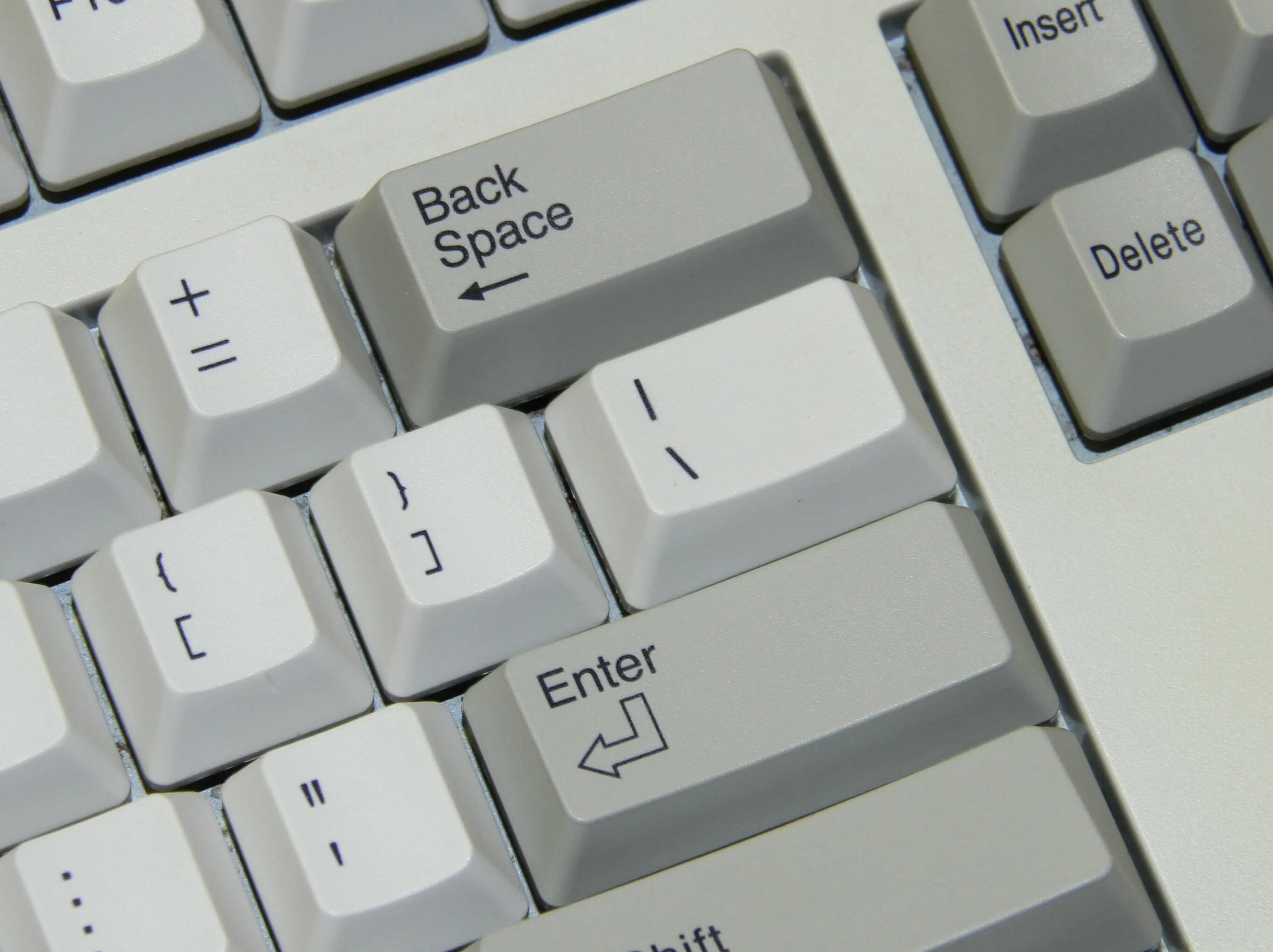 Что такое Backspace на клавиатуре компьютера. Клавиша бэкспейс. Кнопка Backspace на клавиатуре. Клавиша бэкспейс на клавиатуре.
