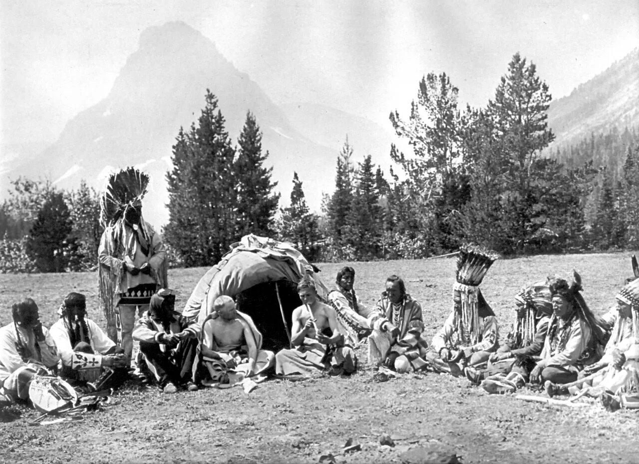 Могучее племя. Индейцы Северной Америки Черноногие. Лагерь индейцев. Индейцы в кругу.