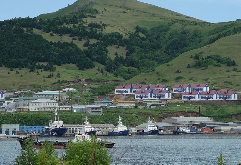 Погода шикотан рr5. Шикотан остров крабозаводское. Остров шикотан поселок малокурильск. Бухта горобец на о. Поселок малокурильское остров шикотан.