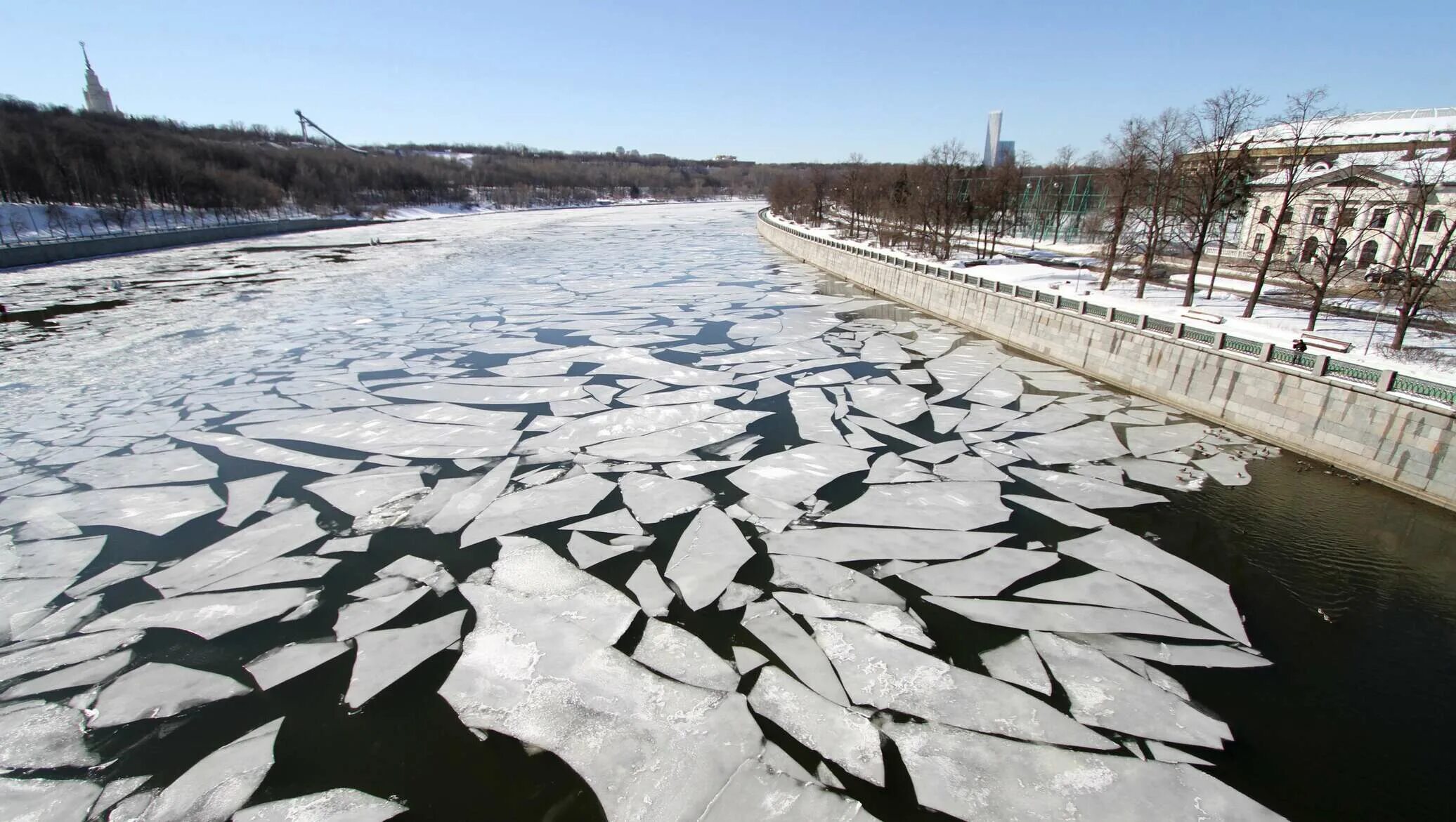 Где пошел лед. Лед на реке. Лед на реке весной. Ледоход природное явление.