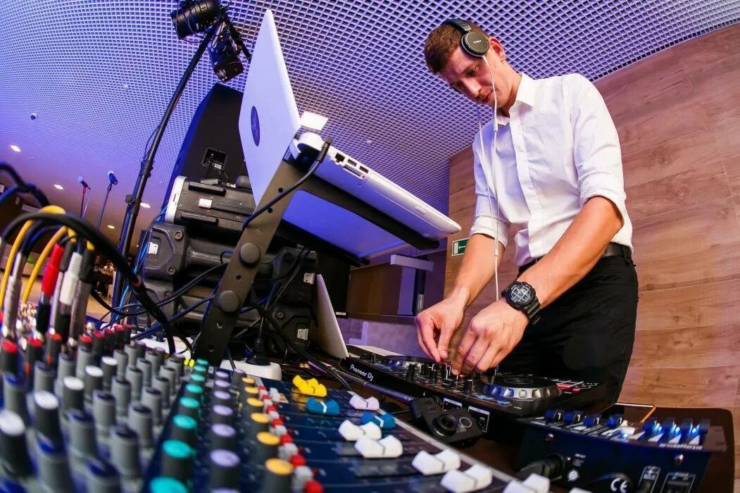 Dj на мероприятие. Диджеи новосибирска. Dj на мероприятие. Dj на мероприятие. Dj на мероприятие.