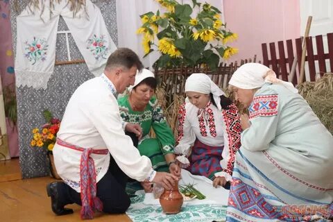 Гостей собирала