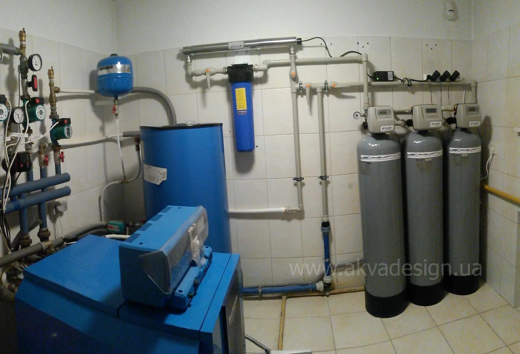 Система очистки воды из скважины от железа и сероводорода. Система очистки воды от сероводорода из скважины. Фильтры для воды в котельной. Водоочистка в частном доме.