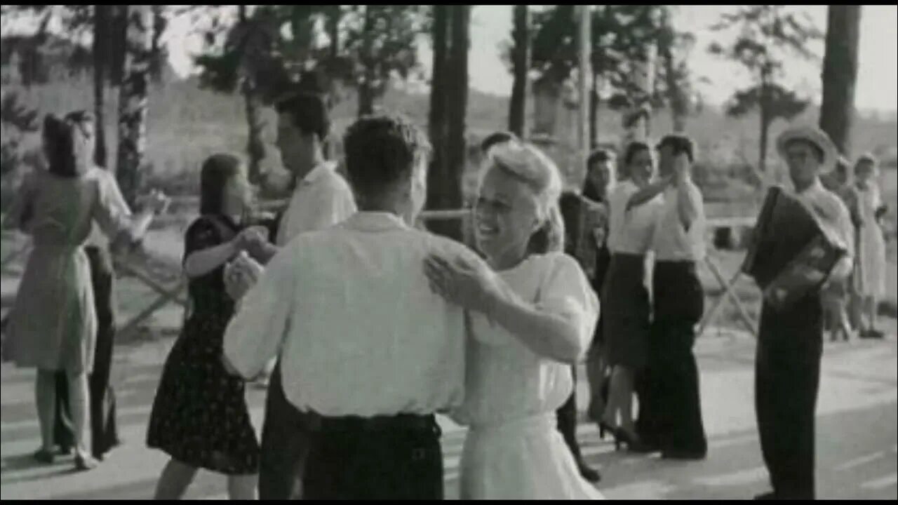 Вальс 41 года. Выпускники танцуют вальс 1941. Танцплощадка 1941 года. Танцплощадка в парке.