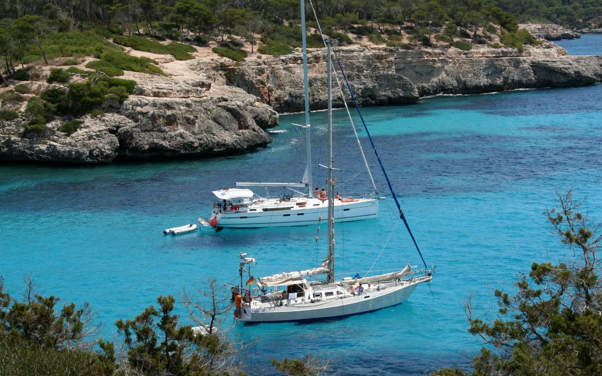 ибица балеарские острова. пляж лампедуза италия. яхта в бухте. майорка испания яхты. яхта в эгейском море санторини греции.