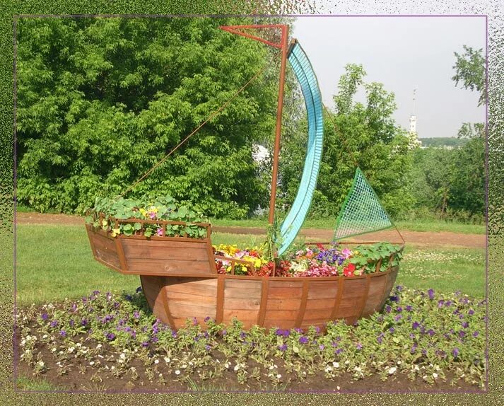 Корабль из дерева для детской площадки. Цветник в виде лодки. Деревянный корабль в сад. Корабль на участке детского сада. Детская площадка в саду.