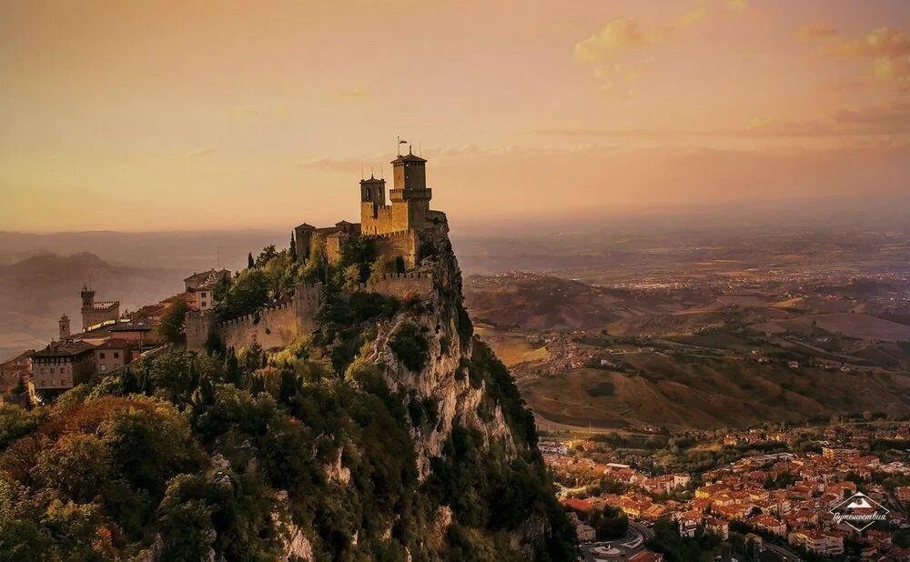 Сан Марино Италия. Замок Сан Марино Италия. Сан Марино замок на горе Италия. Сан-Марино 9 замков. Республика сан марино