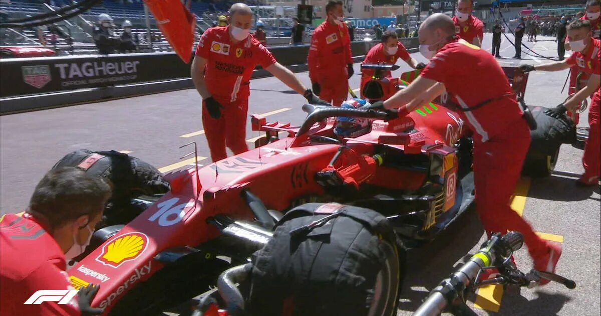 Замена шин формула 1. Mercedes mclaren f1. Формула 1 боксы команд. Боксы f1. Формула 1 феррари.