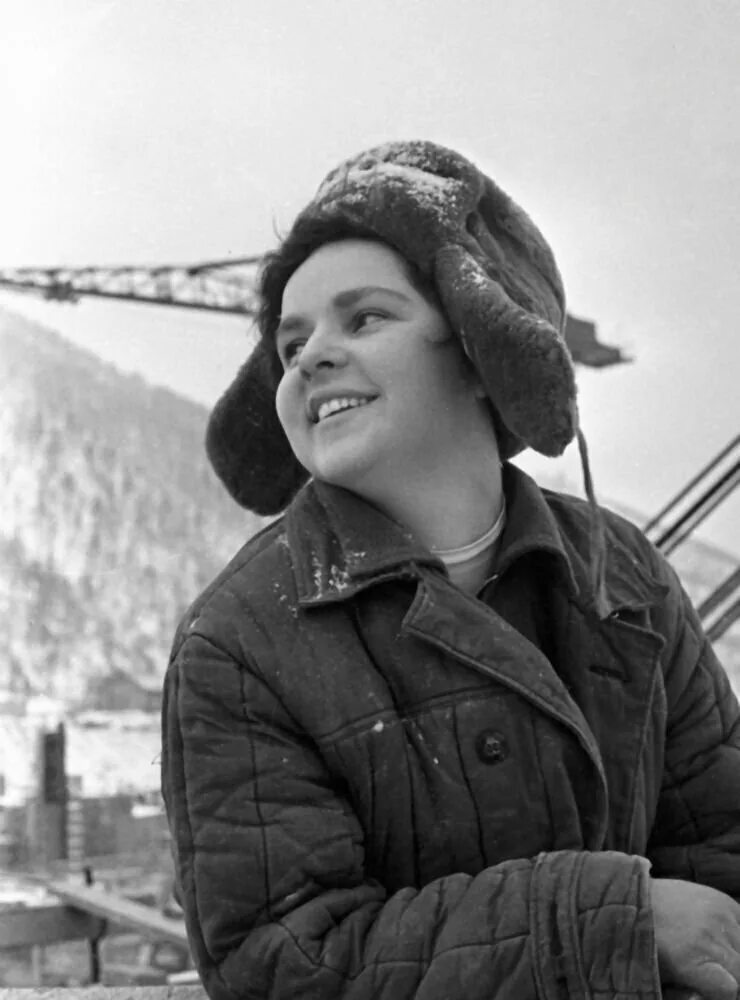 Молодежь середины 20 века. Картинки советских девушек. Картинки советских девушек. Советские женщины работницы. Картинки советских девушек.