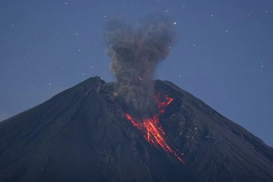 Вулкан казах. Вулкан семеру извержение. Вулкан семеру Индонезия. Вулкан семеру подъем. Вулкан Мерапи извержение.