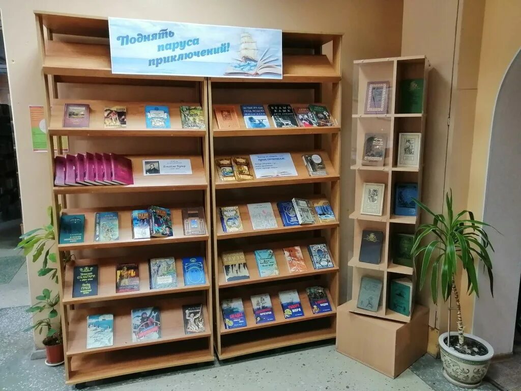 Интересные книжные выставки. Необычные книжные выставки. Библиотечные книжные стеллажи. Стеллаж выставочный, вращающийся (440x440x2080 мм). Выставки в читальном зале библиотеки.