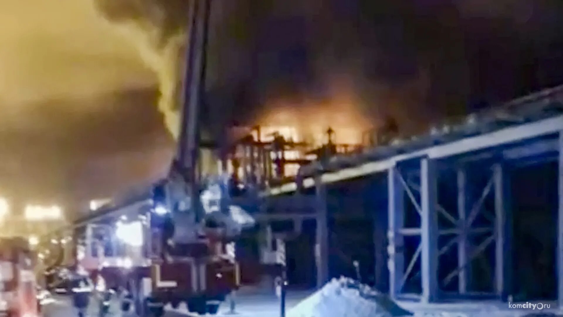 Куйбышевский нпз взрыв сегодня. Пожар НПЗ Комсомольск на Амуре. Нефтезавод завод Комсомольск на Амуре. Пожар на нефтеперерабатывающем заводе. Сгорел нефтезавод в Комсомольске на Амуре.