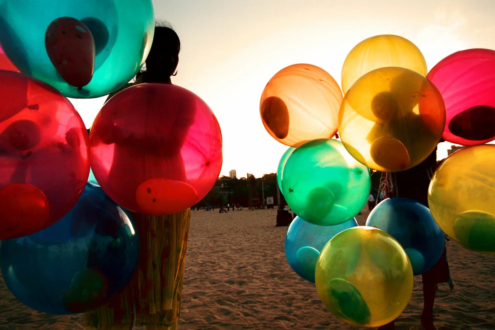 Танец с воздушными шарами. Воздушные шары. Разноцветные шарики воздушные. Воздушные шары Сток. Самые популярные воздушные шары.