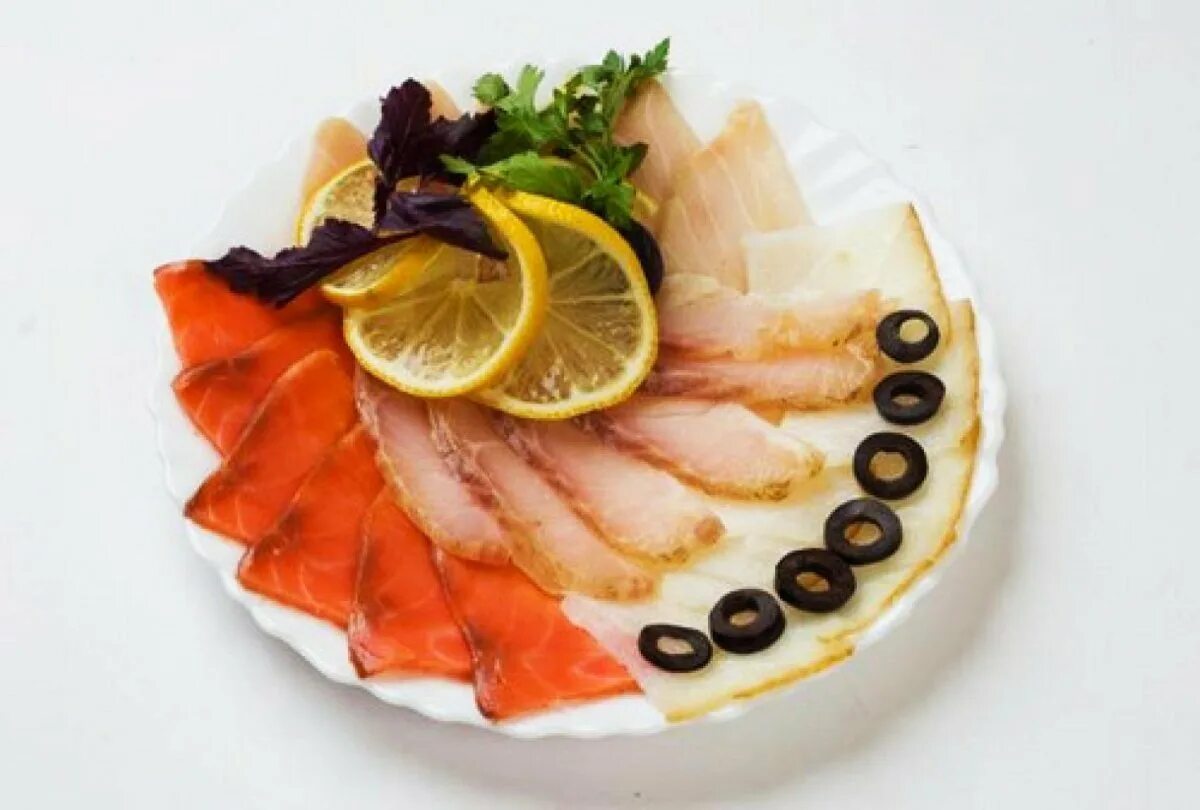 нарезка рыбных закусок на праздничный стол. рыбная тарелка. рыбное ассорти семга масляная. ассорти рыбное (рыбная тарелка). рыбная тарелка.