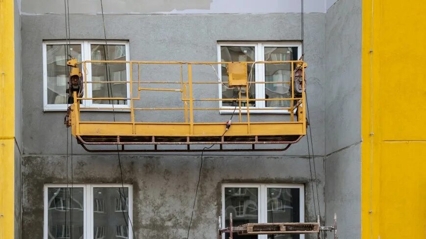 Люлька сорвалась. Перевернулась люлька на стройке в москве. как крепится строительная люлька на крыше. construction cradle.