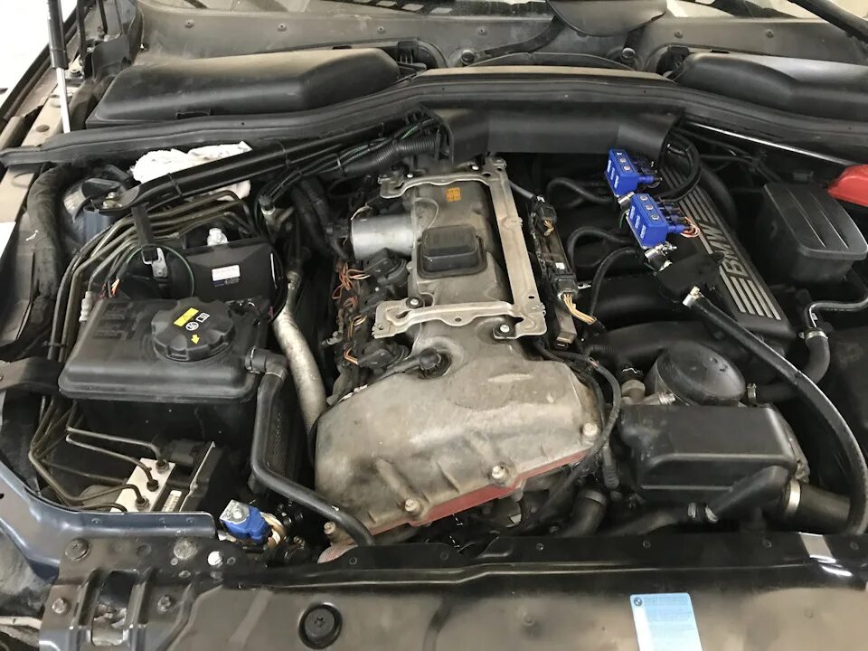 Е60 n52b25. Подкапотка БМВ е60 n52. ГБО БМВ е60. Подкапотное пространство BMW e60.