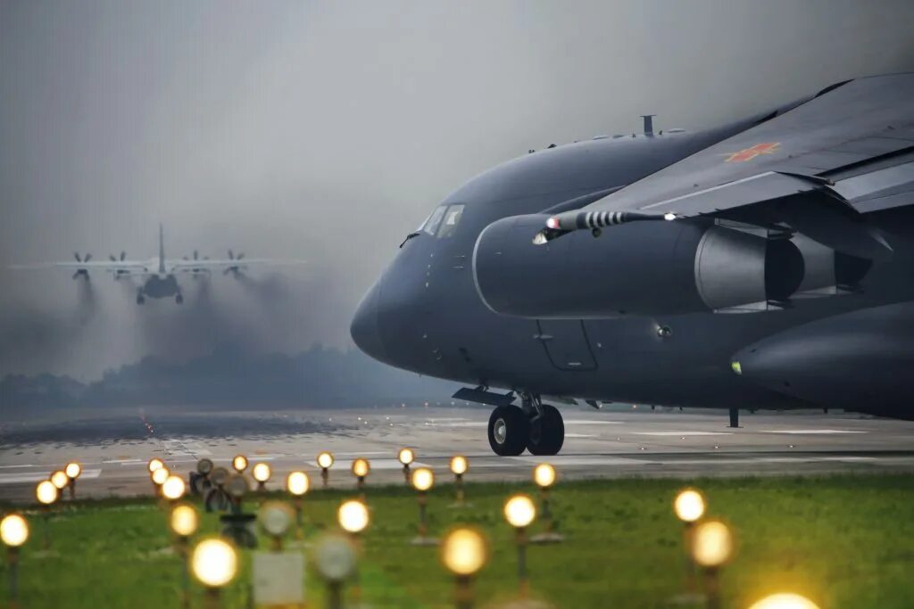 Ан-12 военно-транспортный самолёт. Самолет ан бе 20. Юнь-20 (运-20 ,y-20). Ил-20 самолёт. Ан 12 вмф.