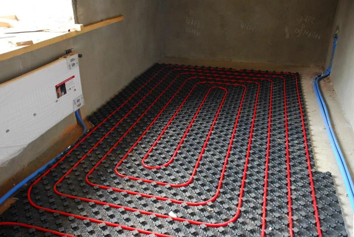 Теплый пол в частном доме. Теплый пол в деревянном доме. Тёплые полы водяные в частном. Теплый пол. Теплые полы на частный дом.