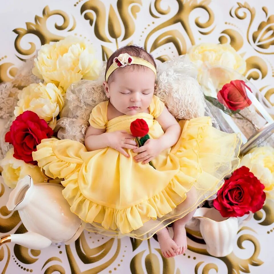 Принцесса месяца. Новорождённая принцесса. Фотосессии с новорожденными Дисней. Принцесса Беби.